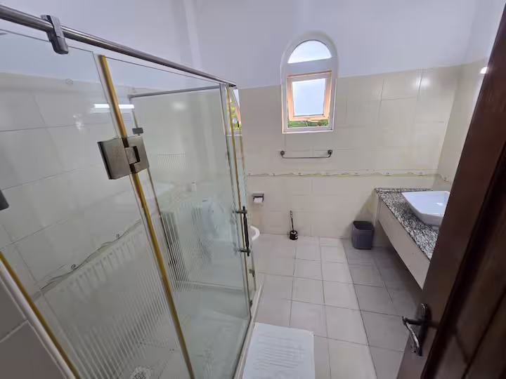 Full bathroom3.avif
