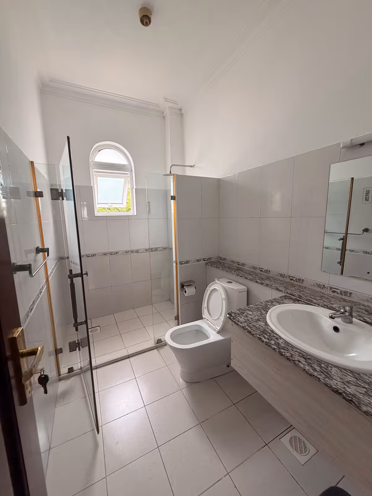 Full bathroom 2.avif