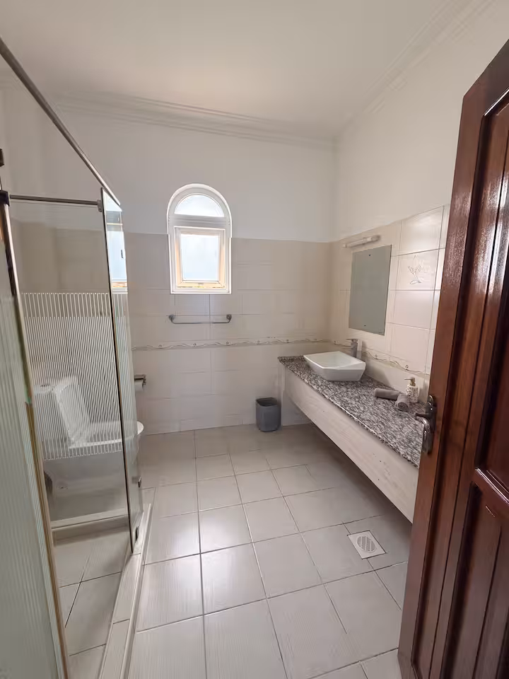 Full Bathroom.avif