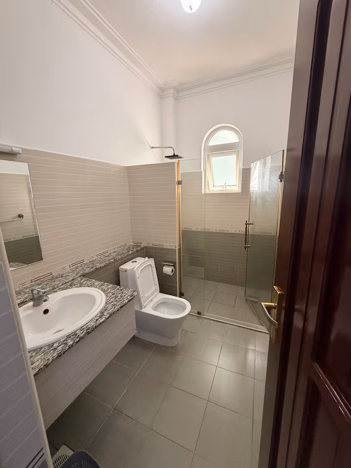 Full bathroom 3.avif