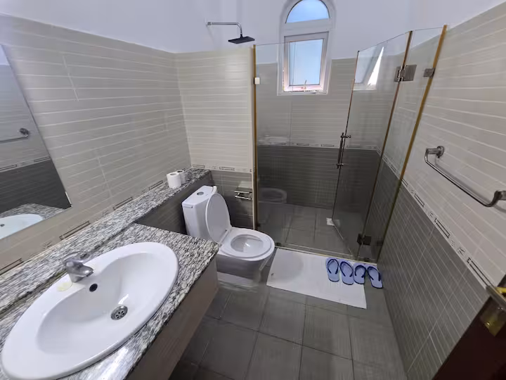 Full bathroom 3.avif